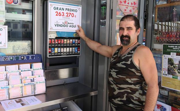 Miguel Ángel Arranz muestra ayer el cartel con el premio vendido en la quiniela. 