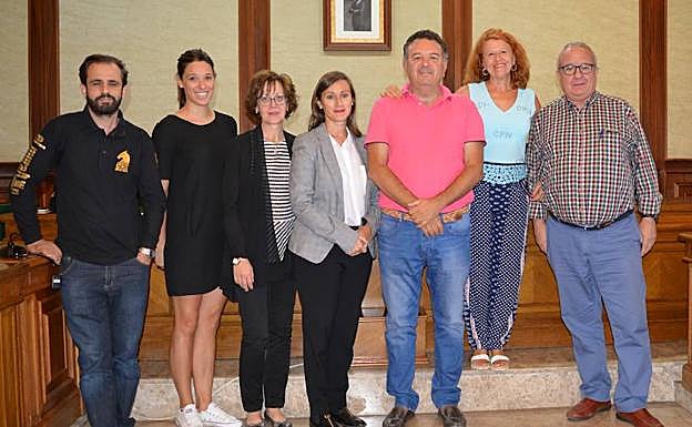 El concejal, junto a representantes de algunas escuelas, informó sobre la actividad deportiva. 