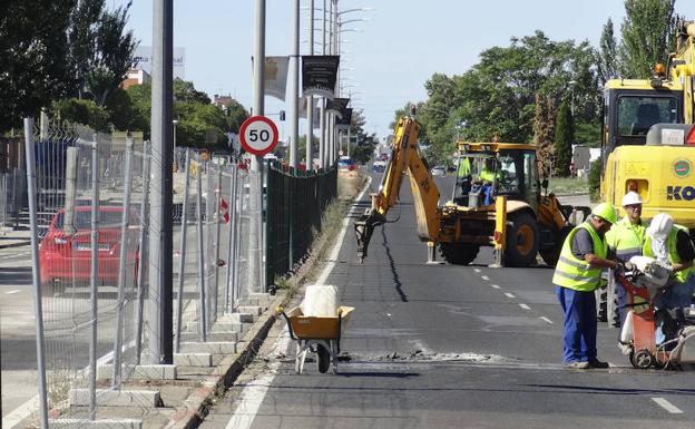 Los operarios trabajan desde ayer en los carriles de salida de la avenida de Gijón.
