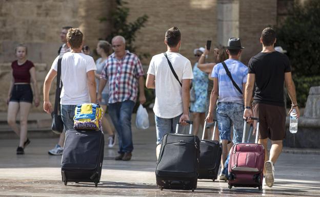 Turistas llegando a España.