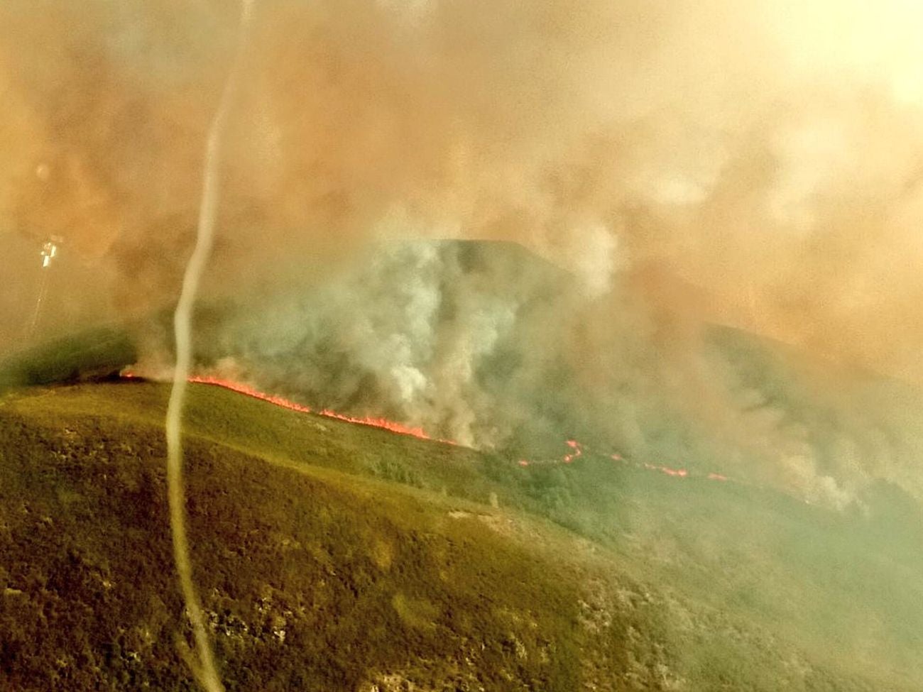 La alerta por el incendio tuvo lugar desde el municipio de Peranzanes, en el Valle de Fornela | Los vecinos vieron cómo las llamas no sólo se acercaban a esa zona sino que amenazaban el barrio de Prado