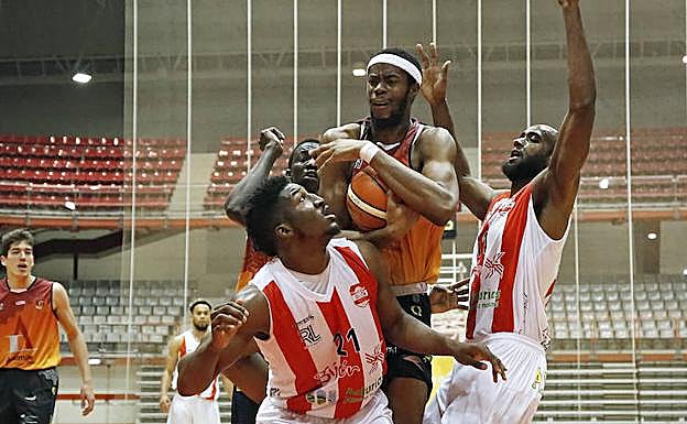 James Pegues, con el 21, la temporada pasada con Gijón en el partido ante Aquimisa. 