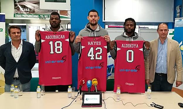 De izquierda a derecha, Ignacio Sanz (Tecnoclima), Aboubacar, Hayes, Adekoya y Álex Pellitero. 