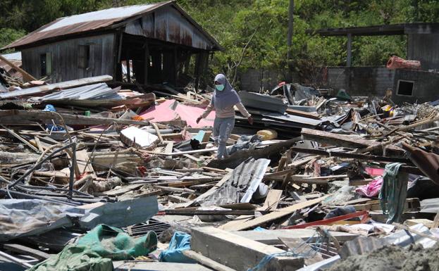 Galería. En el pueblo de Loli Saluram, barrido por el tsunami a medio camino entre Palu y Donggala, solo han quedado en pie la mezquita y unas pocas casas. 