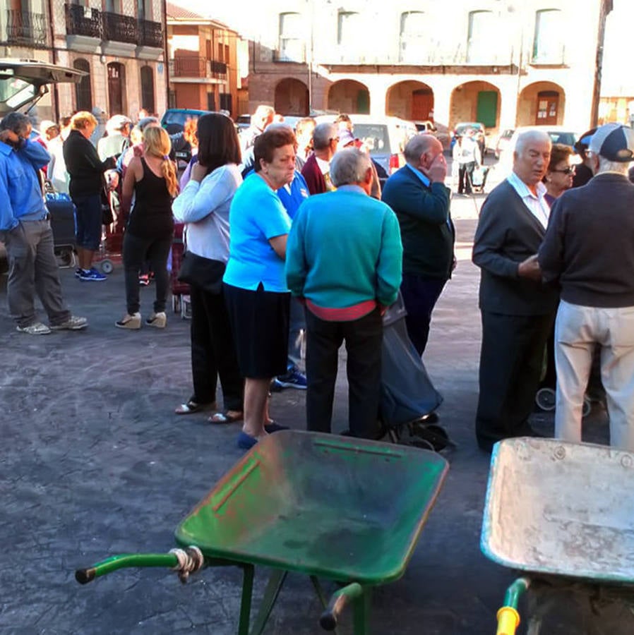 Vecinos de Lastras esperan el inicio de reparto de agua embotellada.