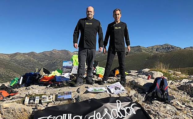 Steven Liébana y Luis Sancho se disponen a cocina en el Espigüete. 