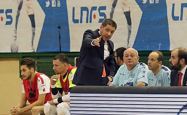 Diego Gacimartín comenta una jugada con los integrantes del cuerpo técnico.