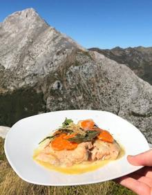 Imagen secundaria 2 - Los platos de jijas, morcilla y trucha en escabeche recién cocinados en plena Montaña Palentina. 