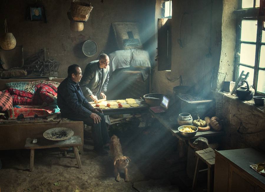 Dos hermanos viven en un yaodong tradicional ('casa cueva'), excavado en una ladera en la meseta de Loess en el centro de China. Las paredes revestidas de tierra tienen buenas propiedades aislantes, lo que permite a los residentes sobrevivir a los fríos inviernos.