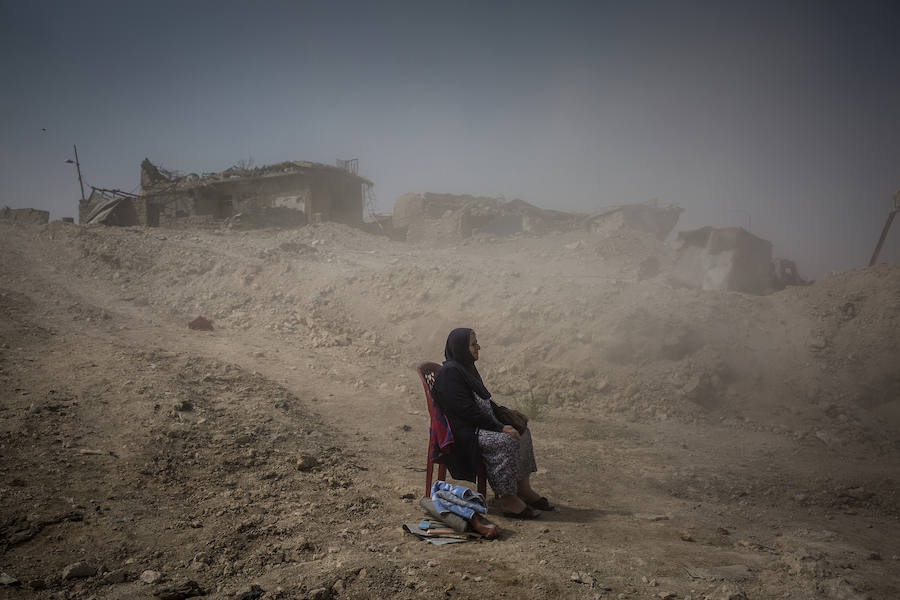 Nadhira Aziz observa a los trabajadores de la Defensa Civil iraquí sacando los cuerpos de su hermana y sobrina de su casa en la Ciudad Vieja, donde fueron asesinadas por un ataque aéreo en Mosul, Irak, el 16 de septiembre de 2017. Al final de la batalla por la segunda ciudad más grande de Irak, más de 9,000 civiles fueron asesinados.