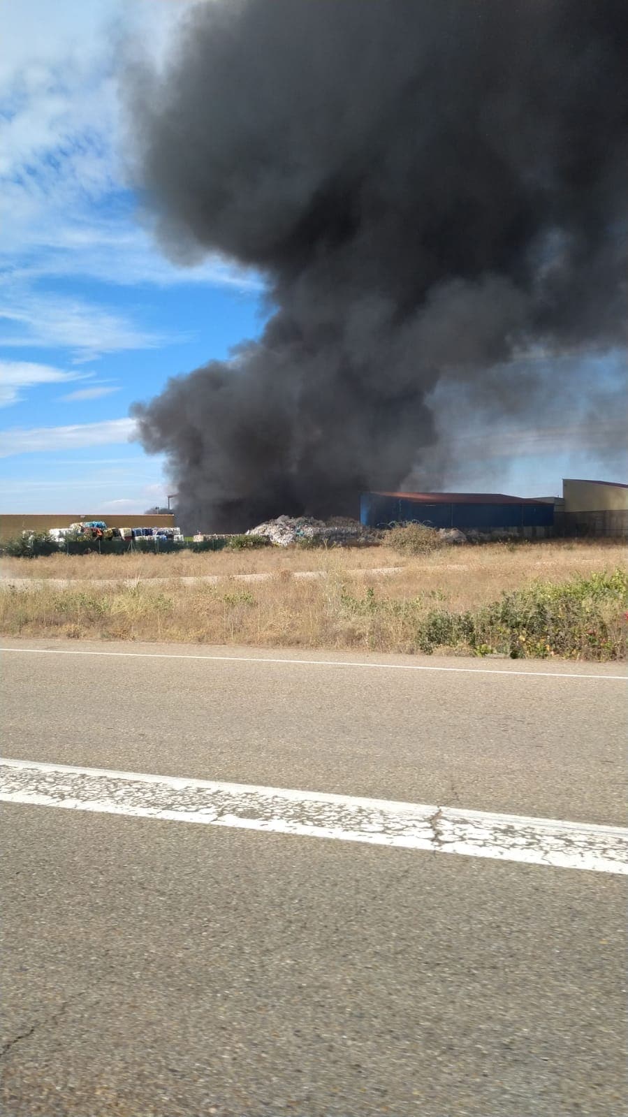 Fotos: Incendio en una planta de reciclaje de Onzonilla
