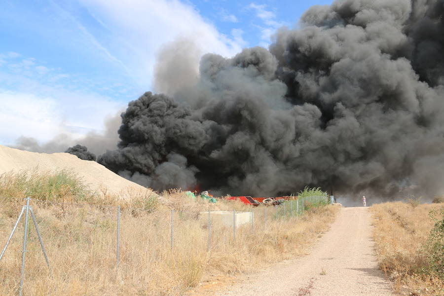 Fotos: Un incendio asola la planta de reciclaje industrial de León Verde