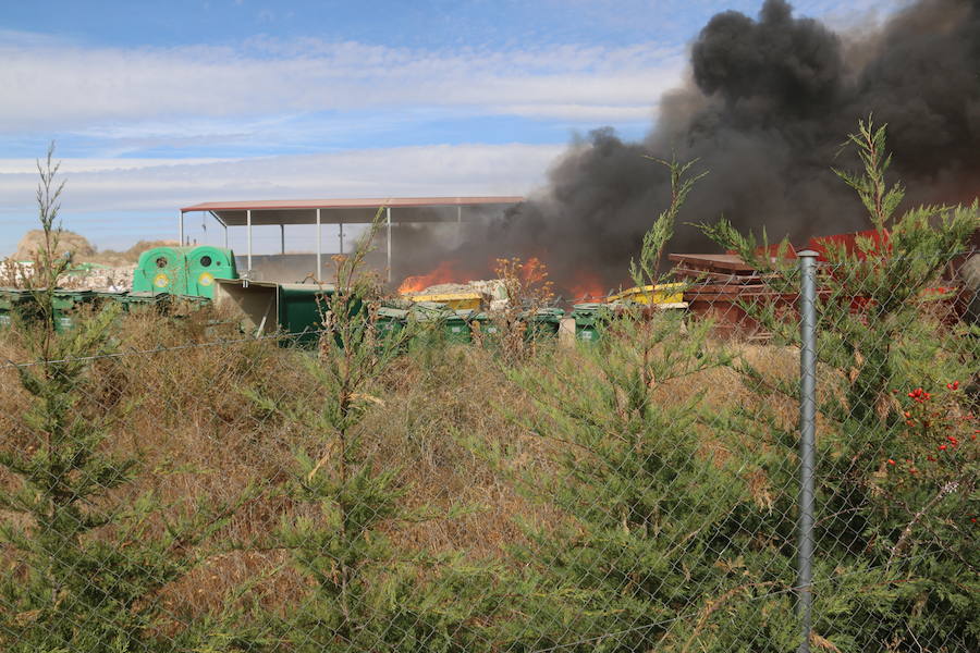 Fotos: Un incendio asola la planta de reciclaje industrial de León Verde