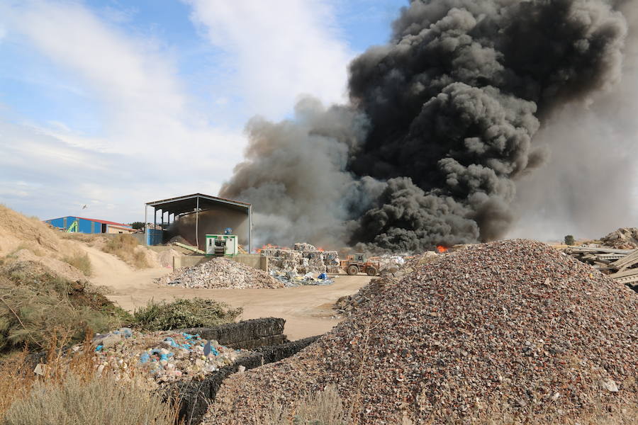 Fotos: Un incendio asola la planta de reciclaje industrial de León Verde