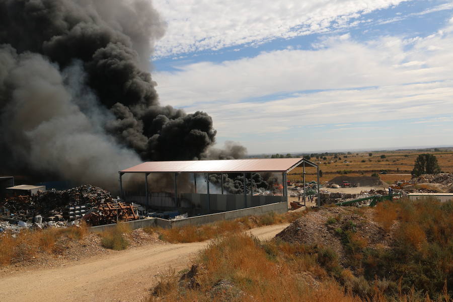 Fotos: Un incendio asola la planta de reciclaje industrial de León Verde