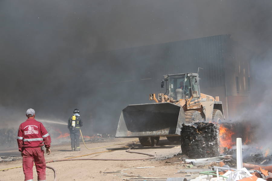 Fotos: Un incendio asola la planta de reciclaje industrial de León Verde