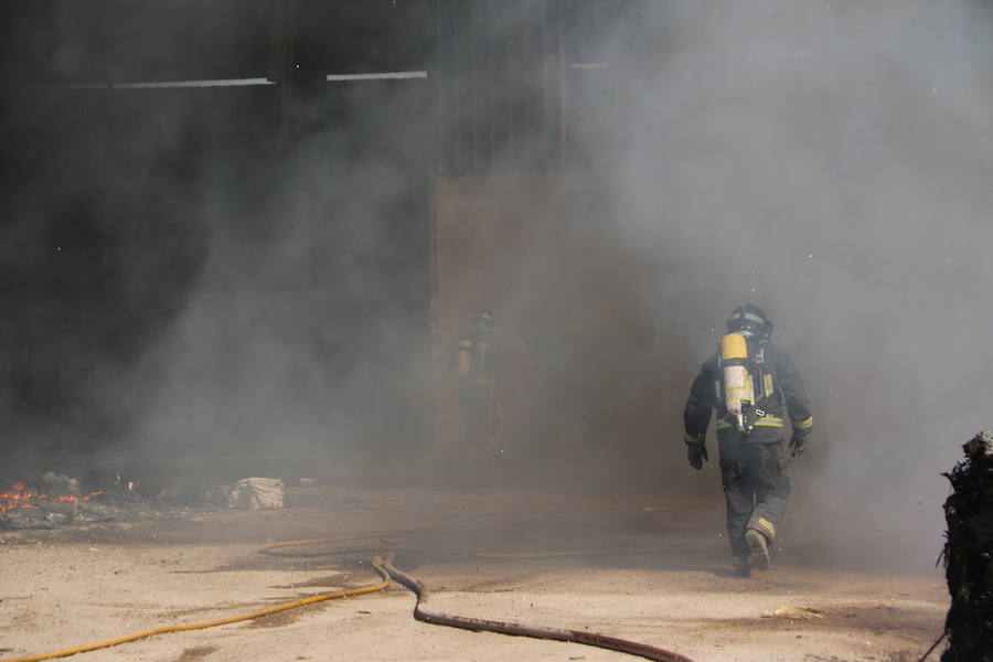 Fotos: Un incendio asola la planta de reciclaje industrial de León Verde