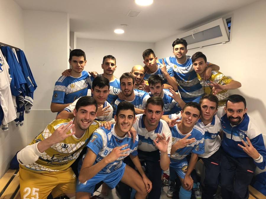 Los jugadores del FS Salamanca celebran la victoria en los vestuarios. 