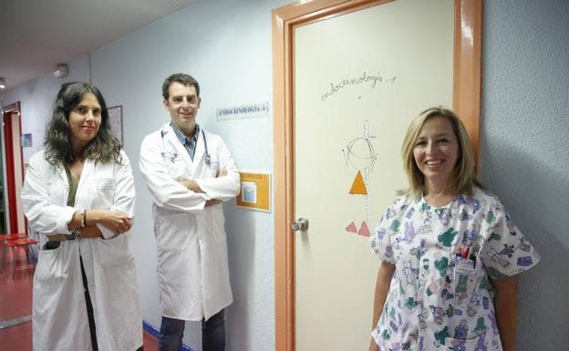 Los responsables de la Unidad de Endocrinología Infantil, los pediatras Montserrat Martín y PabloPrieto, junto la enfermera Maritina Sánchez. 