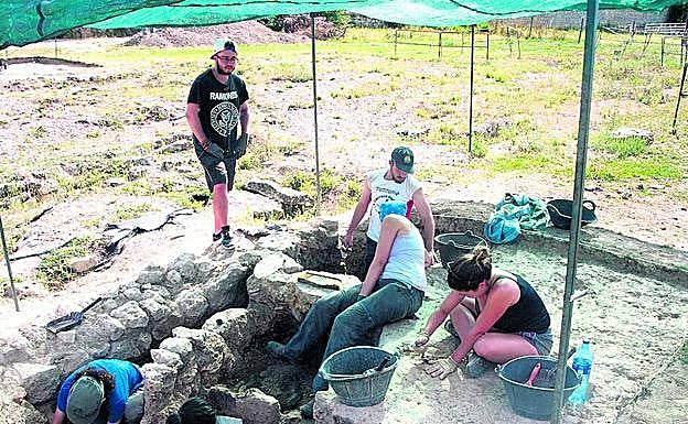 Alumnos de varias universidades españolas, durante las labores de excavación en la necrópolis. El Norte