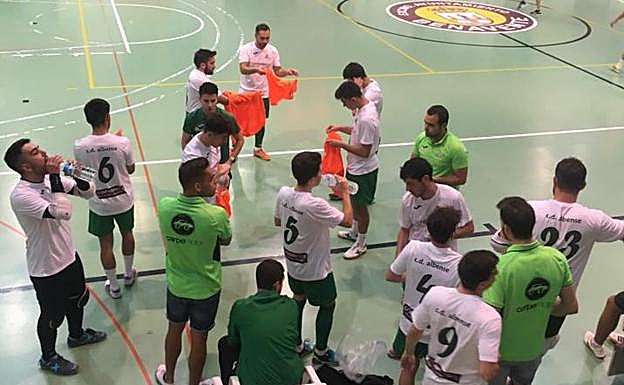 Los jugadores del Albense antes de saltar a la cancha en Benavente. 