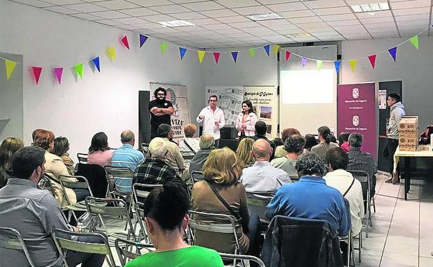 Asistentes a la cata organizada en El Espinar. 