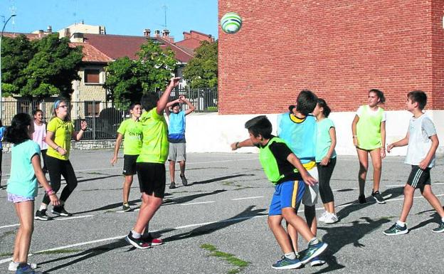 Alumnos de Cuéllar en una actividad deportiva. 