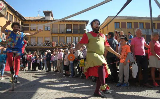 Un grupo de malabaristas desfila por las calles de Tordesillas durante la feria. 