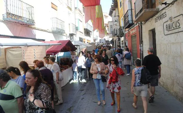 Imagen principal - Las calles de Tordesillas se llenaron de visitantes. 