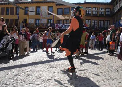 Imagen secundaria 1 - Las calles de Tordesillas se llenaron de visitantes. 