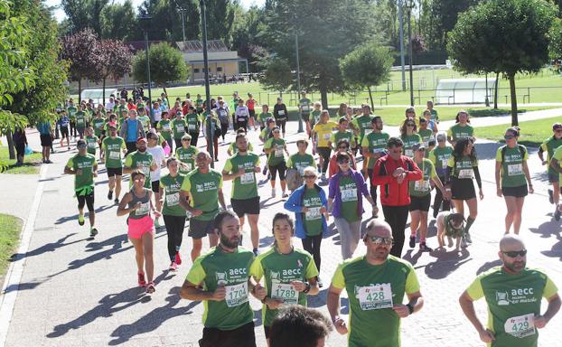 Participantes en la carrera del cáncer.