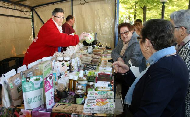 Clientela ante uno de los puestos instalados ayer en Cuéllar con motivo del mercado ecológico