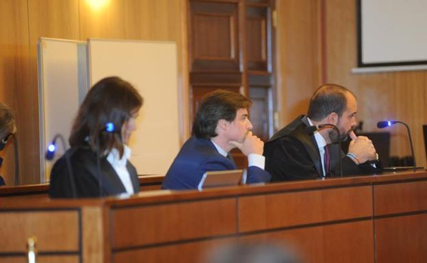 El acusado en el centro, durante la vista oral en la Audiencia de Valladolid. 