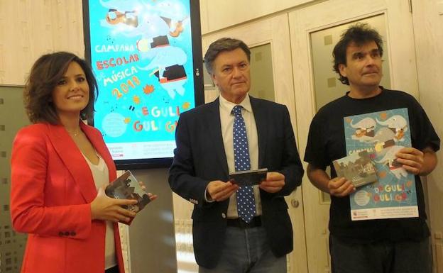 Sara Dueñas, Francisco Vázquez y Jesús Parra, en la Diputación.