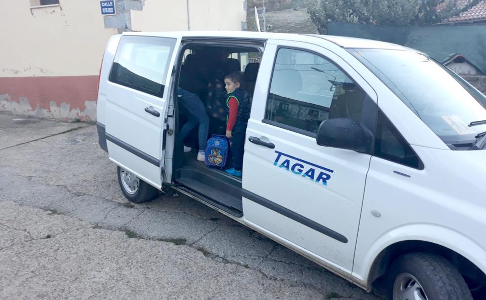 Izan en el momento de iniciar su viaje en el transporte escolar.