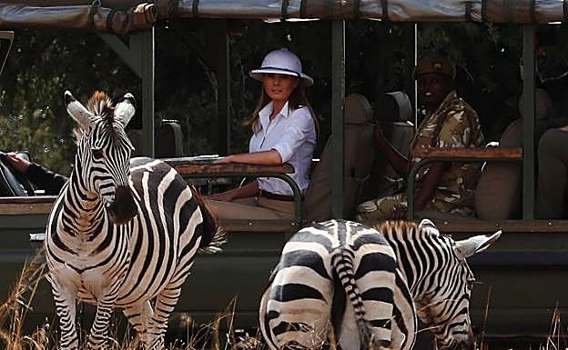Melania Trump, con una indumentaria de inequívoco sabor colonial, durante un safari en Kenia. 