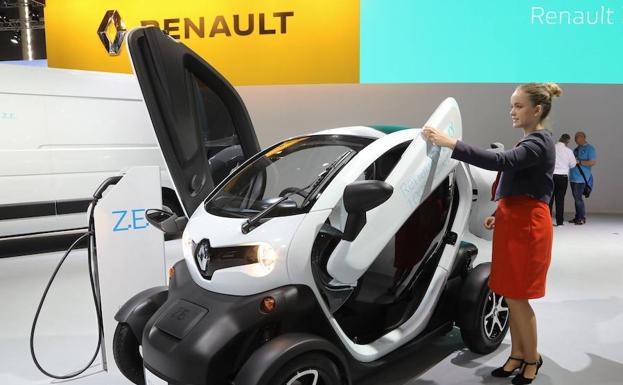 El modelo de vehículo eléctrico Twizy de Renault en el Salón Internacional de Vehículos Comerciales de Hannover (Alemania).