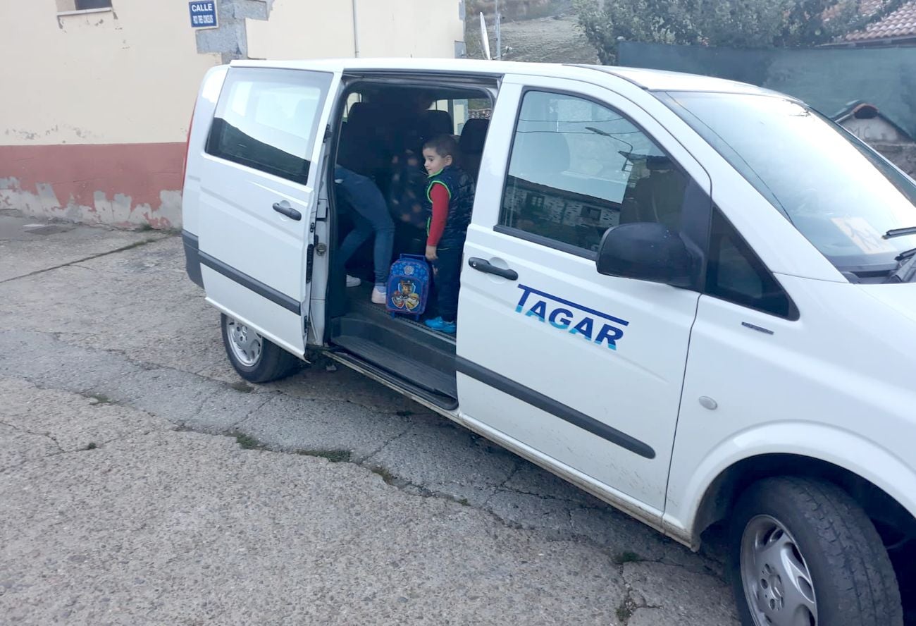 Izan Cañón González es el único niño de la localidad leonesa de Pendilla | Nunca hasta ahora había llegado a esta localidad el transporte escolar | «Estamos orgullosos y nos ha encantado volver al pueblo», aseguran sus padres