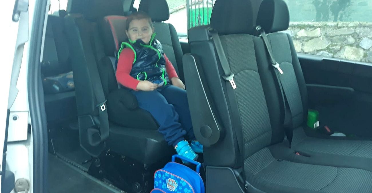 Izan Cañón González es el único niño de la localidad leonesa de Pendilla | Nunca hasta ahora había llegado a esta localidad el transporte escolar | «Estamos orgullosos y nos ha encantado volver al pueblo», aseguran sus padres