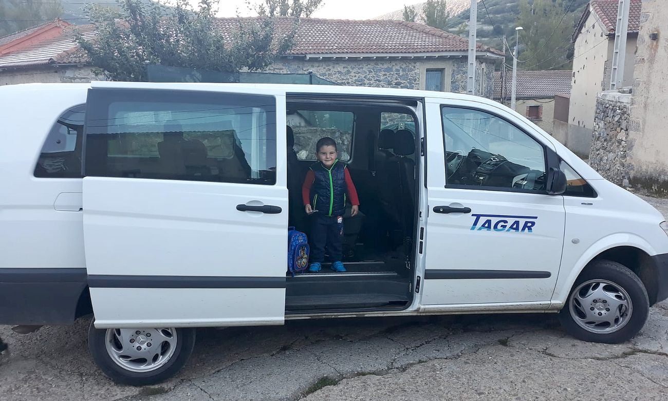 Izan Cañón González es el único niño de la localidad leonesa de Pendilla | Nunca hasta ahora había llegado a esta localidad el transporte escolar | «Estamos orgullosos y nos ha encantado volver al pueblo», aseguran sus padres