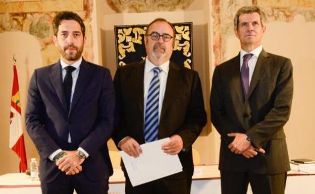 El presidente de EFCL, César Pontvianne; el consejero de Educación, Fernando Rey, y el presidente del IEF, Francisco Riberas.