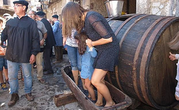 La pisada de uva tradicional atrae cada año a numeroso público de todas las edades. 