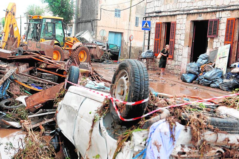Sant Llorenç presentaba un aspecto desolador, con vehículos destrozados por la fuerza del agua y las calles intransitables.