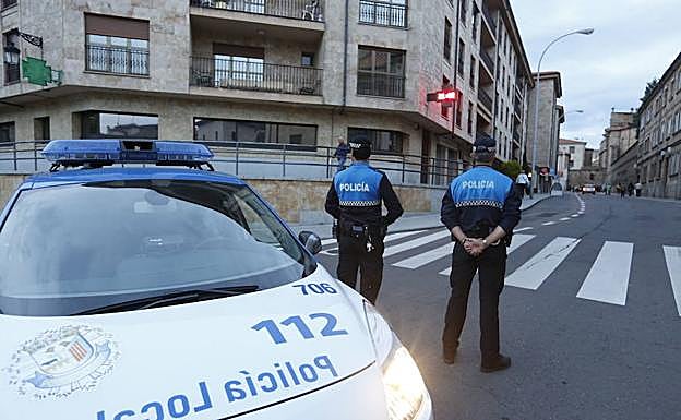 Dos policías locales en una calle de la ciudad.