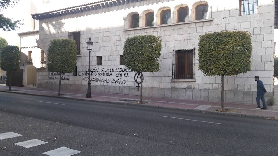 La Casa de Colón en Valladolid ha amanecido el Día de la Hispanidad con dos pintadas en la fachada