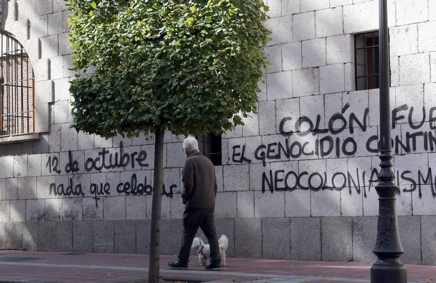 La Casa de Colón en Valladolid ha amanecido el Día de la Hispanidad con dos pintadas en la fachada