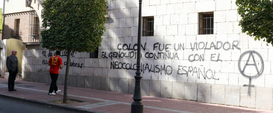 La Casa de Colón en Valladolid ha amanecido el Día de la Hispanidad con dos pintadas en la fachada