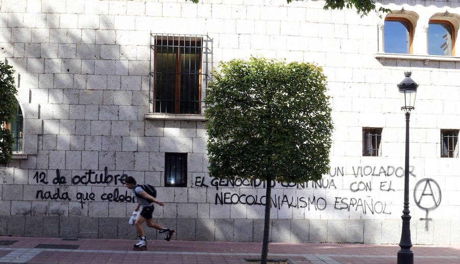 La Casa de Colón en Valladolid ha amanecido el Día de la Hispanidad con dos pintadas en la fachada