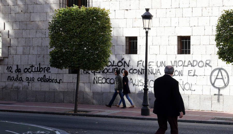 La Casa de Colón en Valladolid ha amanecido el Día de la Hispanidad con dos pintadas en la fachada