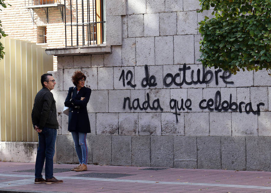 La Casa de Colón en Valladolid ha amanecido el Día de la Hispanidad con dos pintadas en la fachada